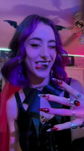 Twinnin with fangs all thanks to @ROMWE Use my discount code “joannagc” for 15% off! Use #ROMWECostumeCompanions to join in on the spooktacular fun #ROMWESpookySzn #TeamROMWE #ROMWECollabs 