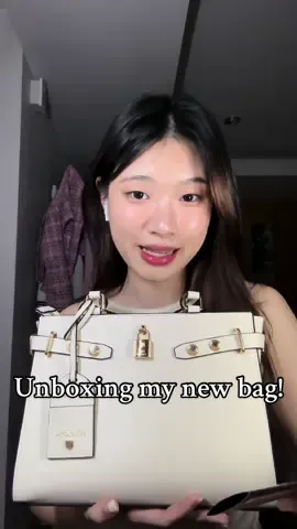Absolutely gorgeous! @lynthailand  #lyn #lynbag #unboxing #bags #womenbag #รีวิวกระเป๋า 