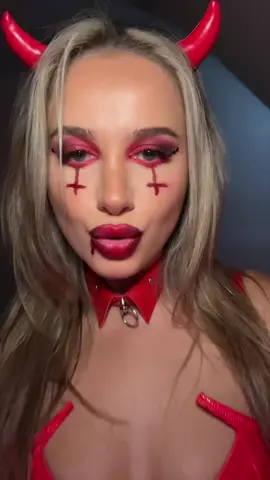 Mmm she the devil 😈 #halloween #halloweentransition #paintthetownred #devil #scary #boo 