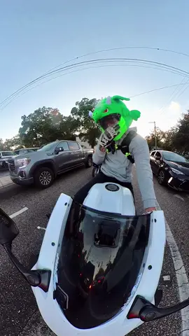 Wearing a helmet like a hat is a BOLD strategy - his bike was clean tho 😅 #motorcycle #motorcyclesoftiktok #fyp #insta360  #insta360motorcycle 
