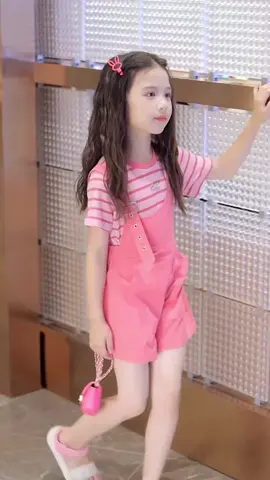 Quần yếm phong cách Hàn Quốc cho bé ạ #quanyembochobeyeu #quanyemxinh #quanyemchobe #quanyemdui #quanyemjean #quanyemnu #TikTokAwardsVN2023 #quanaotreem #xuhuong #viral 