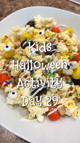 Monster Mix #kidshalloween #kidscraft #toddlercraft #halloweencrafting #diyhalloween ##kidscrafts #craftykids #diyfun #halloweencraft #craftforkids #halloweenfun #halloweensnack #kidssnacks 