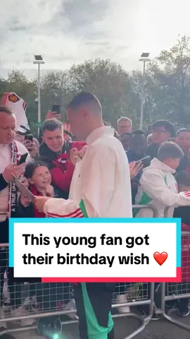 Diogo Dalot is out at Old Trafford making young fans’ dreams come true. ❤️ #mufc #portugal🇵🇹 #dalot #manchesterunited #birthday 