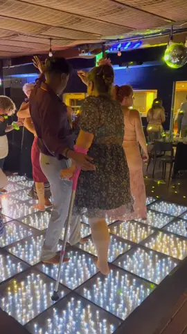 Quem dança seus males espanta né.. eu posso provar.. hahahaha 💃💃💃 Festa boa demais!  #amputeegirl #amputada #amputeelife #mulheramput #superação #quemdançaémaisfeliz #quemdançaseusmalesespanta #mulheramputadacomorgulho  #dançacoladinho 