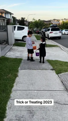 Halloween isnt a big thing in Australia but Im glad our neighbourhood does something for the kids #family #sydneyhalloween #halloween #trickortreat 