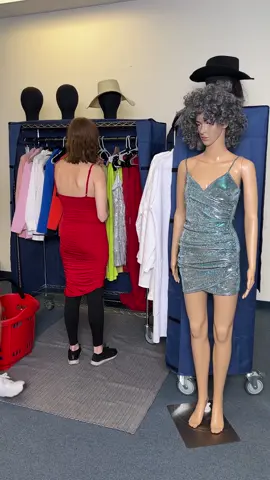 Mannequin prank sees man fool lady during shopping!