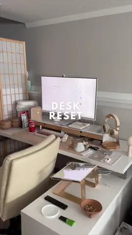 reset my desk for the week with me ☁️ #desksetup #desktour #resetwithme #deskorganization #wfhlife #neutraldesk #neutrals #CleanTok #sundayreset 