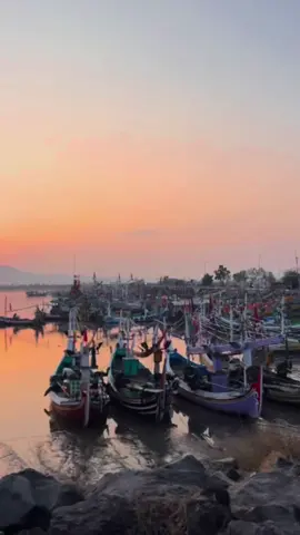 Sunrise di ujung timur Pulau Jawa  #muncar #muncarbanyuwangi #pelabuhanmuncar #sunriseofjava 