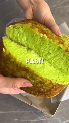 TETEP JADI SALAH SATU BIKA AMBON TERENAK BUAT AKU🥰 Aku yakin kalian pasti kalian pernah rela antri berjam-jam ataupun jastip demi bika ambon ini😆 Tenang, aku juga kok😅😭 Bika ambon rica rico ini 100% halal, menggunakan bahan alami, tanpa pemanis dan pewarna buatan☺️ Bika ambonnya kenyal, empuk, dan ga keras! Sarangnya selalu perfect💯👌 Sekarang cabangnya udah banyaaak dan bisa delivery online! ga lagi deh susah kalo pengen makan ini😁 Rasanya ga berubah dari dulu, rica rico selalu punya tempat di hati aku *lebay tapi bener🫡 #fyp #bikaambon #bikaambonviral #ricarico #makananviral #chefpreneur 
