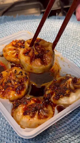 ASÍ PREPARO LOS DUMPLINGS VIRALES! 🤤 los doro en aceite de ajonjolí, les pongo salsa soya, mucho limón, salsa macha (la receta está en mis reels o pon en google salsa macha aventuraentucocina y sale) salsa de anguila y ajonjolí. los amooo!! cuéntame, ya los probaste? qué opinas de ellos??? jajajaja 