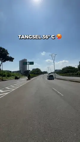 Cuaca siang ini di Tangsel 🥵 banyakij minum ya people. #panasbangetcuy #panasbanget #cuacapanas #cuacaekstrem #cuacaburuk #tangsel #tangsellife #tangerangselatan #musimkemarau #musimpanas 