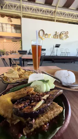 Lunch ayam penyet menikmati smpe kenyang #fypシ゚viral #fyppppppppppppppppppppppp 