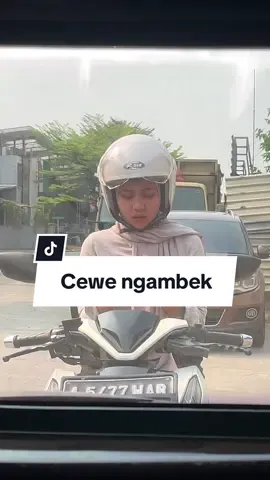 Emang cewe kalo ngambek kaya gini ya?🤣 #helm #helmrsix #helmsni #cewengambek #rsixhelmet #helmetloverindonesia 