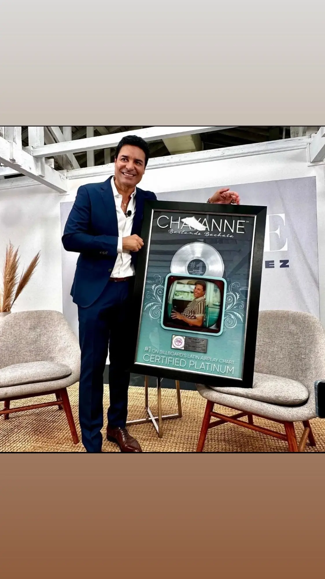 Repost @karinapuente1  Salimos con #bailemosotravez, nuevo álbum de @chayanne!!! #bailandobachata  certificado platino y Billboard #1 Latin AirPlay y #1 Tropical AirPlay por 11 semanas consecutivas 🔥🔥🤩🤩 #chayanne  @sonymusiclatin  …. …. …. #chayanne @Chayanne #sonymusicchile  #latinasconchayanne  #vuelvechayanne #bailemosotravez #teamoypunto  #comotuyyo #QueremosGira #teamchayannechile #bailandobachata #bailandoconchayanne #vuelvechayanne #necesitounsegundo