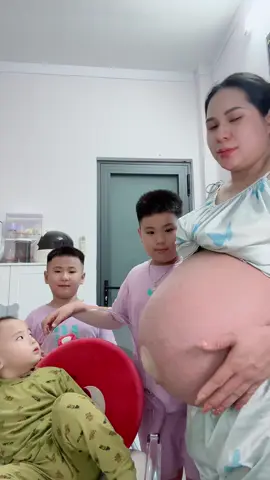 3 anh chờ đón 2 em gái của 3 anh nha. Mẹ bầu cán mức 33 tuần. Nhả vía cho chị em nào đang mong con. Thai đôi 1 cách tư nhiên, vỡ kế hoạch mà lại may mắn đc lần 2 em gái. Cảm ơn ông trời cho con được làm mẹ của những đứa nhỏ đáng yêu này❤️. #ben #ken #kun #kì_bối #phuongthao5con #mebau 
