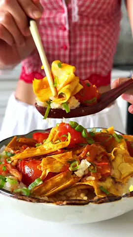 Chinese Tomato “Egg” stir fry 🍅 but with Bean curd sticks! Or Fu Zhu, it’s a type of tofu skin 💛 who else’s childhood fave was this?! 😋🙋🏻‍♀️ #chinesefood #tofu #lunchideas #healthyrecipes #veganlunch #veganrecipes 