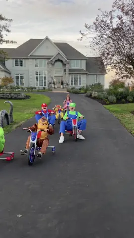 Top 5 favorite themed costumes! Whats your fave?  #halloween #halloweencostume #halloweenlook #familycostume #familycostumes #familycostumeideas #themedcostume #themedcostumes #fyp #halloweenishere 