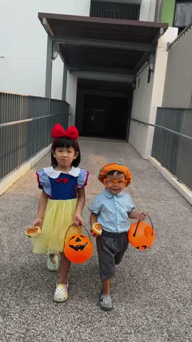 dressed up as snow white and blippi for school halloween 😌😍 #halloween2023 #snowwhite #blippi #toddlersoftiktok #toddler #sisterbrotherlove #sisterbrother #fyp #foryoupage #foryourpage 