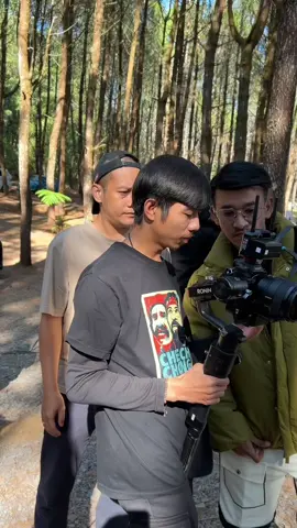 untuk putraku @betrandputraonsureal , onyo nikmati perjalananmu dengan santai, ayah akan mendampingimu sampai langit dan Maha pemilik langit dan bumi memberikan kesempatan, lewati semua kemarahanmu, kekesalanmu, bahagiamu dgn sederhana dan berikan senyuman yg tulus #rubenonsu #theonsufamily #betrandputraonsu 