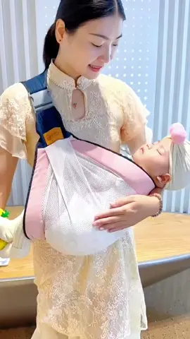 With this sling, it is much easier to carry the baby#BabyProducts #babythings #babycarrier #baby #babygoodthing #fyp 