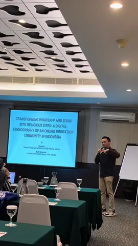 Pertama kalinya presentasi hasil penelitian di internasional conference. Deg-degannya 5x lipat dari sidang skripsi, soalnya presentasi di hadapan para pakar komunikasi dan kajian media 🙏🏻 Full pakai English 🙏🏻 #dosenlife #dosen #dosenmuda #kampus #sidang #bali #internasional #international #conference #dosenganteng #socialscience #socialsciences 