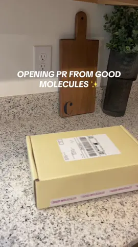 so excited for this package cause it came just in time for a restock ✨🫶🏻 #fyp #fypシ #foryoupage #contentcreator #contentcreatorsoftiktok #microinfluencer #goodmolecules #goodmoleculesskincare #pr #prunboxing #unboxing #unboxingpr #influencer #makeup #skincare 