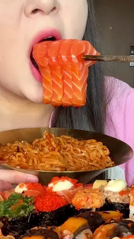 Ăn mì cùng sushi và shashimi tưởng k hợp nhưng mà lại là hợp k tưởng ✨ #ănngon #mukbang #douyin #ănnhiều #ăn #ăncungtiktok #ănđêm #ăngìđây #eat #eating #eatingshow #eatingasmr #chinafood #douyin_china #doantrungquoc #douyin抖音 #monantrungquoc #asmr #douyin_tiktok_china #doyinchina #douyinfood #cogailucdienthichanthit #đóithìănthôi 