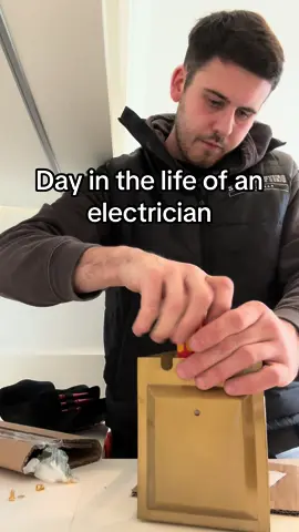 Day in the life of an electrician #electriciansoftiktok #electrician #sparky #fypシ #electricianlife #Vlog #dayinmylife 