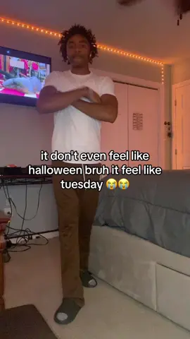 And it’s freezing 💀😭 #fypシ #foryou #viralvideo #relatable #itzyosh #halloween #fyp #tuesday #draft 
