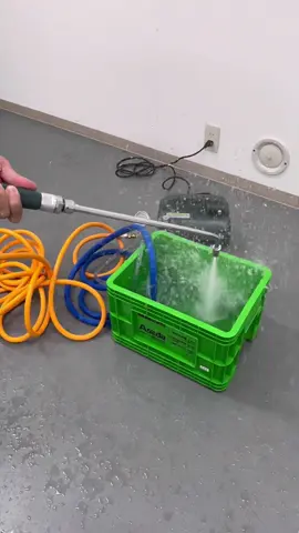 This is a high pressure washer specifically designed for cleaning air conditioners. The indoor unit of your air conditioner is a treasure trove of mold! ! Wash it thoroughly with a high pressure washer! ! #asada #highpressurewashingmachine #airconditionercleaning 