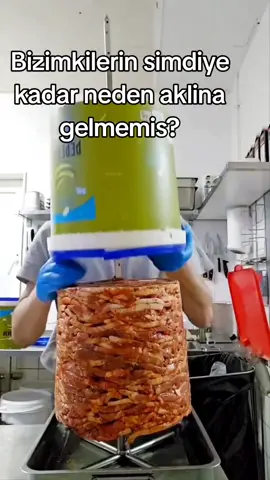 📽 @kimka_nojia / Irak'lı Döner ustasindan farkli bir Döner yapimi yöntemi.   🟧 instagram Takip: gurbetci_sayfasi  #döner #dönerkebap #dönerkebab #doner #donerkebab #shawarma #almanci #almanya #viyana #brüksel #berlin #turkishfood #köln #ditib 