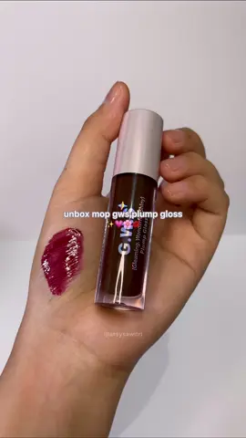 Unbox Mother of pearl G.W.S Plump Gloss - 03 Berryphoria Review : ▪️ada cooling sensation 🧊 ▪️hydrated and plumpy, ringan jg di bibir  ▪️and smells so good!  Sejauh ini minusnya susah belinya 😅 #honestreviewarsy #lipgloss #lipglossswatch #motherofpearl 