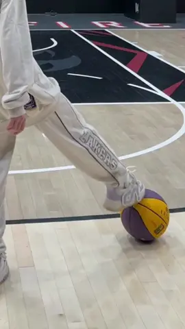 What is it like to have a girlfriend who can play basketball with you?  #basketball #streetbasketball #playingbasketballgirl #ipandafashion  #Love