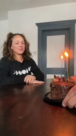 Another year in the books 🤟 #motherhood #momsbirthday #cake #birthday #30sclub #lovingthe30s #bestyearyet 