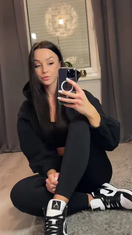Look…. 🖤  #fyp #viral #allblack #jordans #nike #nikeairjordan #jordan #OOTD #ootdhijab #brownhair #brownhairbrowneyes #oldsongs #memories #bestsongs #happy #hoodie #germangirls #sneaker #Love #italiengirl #leggingsoutfit #leggings 