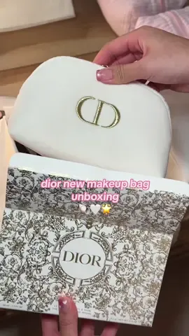 shes so pretty 😭 #diorbeauty #diorgiftset #diormakeupbag #diorlipglow 