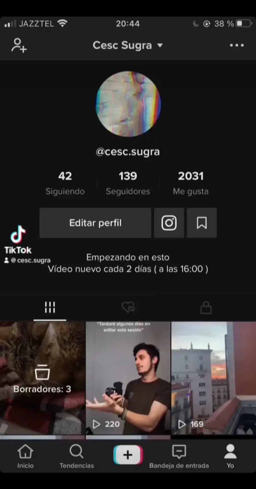 Flipas porque yo ni me lo creo, en mi perfil esta el link para votar estoy en la categoria de ENTRETENIMIENTO / REFERENTE 🫶🏻 Ha sido un año y medio increible para que mentir pero gracias a vosotros. Se dice y punto jajajaj Si me votas pongo tu cancion favorita de fondo JAJAJAJ Un besazooo❤️