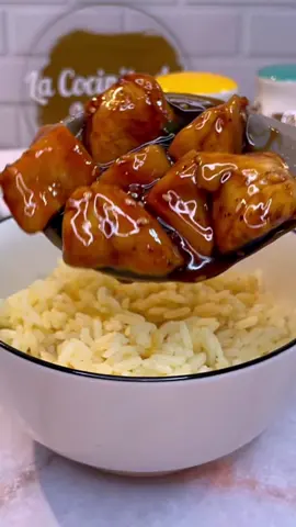 Pollo teriyaki  📝Ingredientes:  Salsa teriyaki:  - 1/4 taza de salsa soya  - 1 Cda de vinagre blanco  - 2 Cdas de azúcar morena o blanca  - 1 cdta de jengibre  - 1 cdta de ajo triturado  - 1/4 taza de agua para diluir 1 Cda de maicena  Pollo:  - 1 pechuga de pollo cortada en cubos pequeños  - 1 Cda de aceite de oliva  - Sal y pimienta a gusto  - Ajonjolí y cebollín a gusto  #polloteriyaki #polloteriyaki🍗 #polloteriyaky #pollodelicioso #pollosabroso #recetasfaciles #recetasrapidas #recetasdeliciosas 