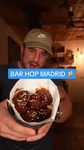 ¿Eres amante de la Cerveza? Este local en pleno centro de Madrid te va a encantar porque puedes probar 14 cervezas distintas y de paso hacer frente al hambre ya que puedes comer y cenar también entre cerve y cerve.. 🍻 Se llama Bar Hop y está en la zona de Tribunal. Es un pequeño local con un ambiente muy chulo (ya he estado 2 veces) y una Carta sencilla y en líneas generales bien preparada. Me quedo sobre con los Boniatos Mexicanos (una especie de Nachos pero con Boniato en vez de Totopos). A mejorar los Baos de Pollo y los Tacos de Pollo, quizás demasiado simples. Como me parece más que evidente, que nadie espere un nivel en cocina propio de un Restaurante de mantel y cubiertos, pero si una fantástica opción para ir acompañado de amigos o inclusive a pasarlo bien con una cita y beber muuucha cerveza con su sistema de la tarjeta y los grifos. Las dos veces que he ido me lo he pasado genial. Se salen de lo cotidiano y es algo que personalmente me atrae cuando descubro un concepto nuevo. A pulir los pequeños detalles que vi en algún plato y seguir llenando el local 🫶🏼 Visita en colaboración con @Barhop Madrid #cerveza #cervezas #bar #bares #barhop