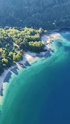 No es Hawai, es una Playa en el Sur de ❤️🇨🇱🏖️ Ubicada en la Región de la Araucanía, Playa Blanca es de esos lugares tan lindos que siempre es un agrado volver. ¿Con quien te gustaría ir? 😍  ¿Viste ese cerro por delante del Volcán Villarrica? Tiene forma de Volcán no? Es un Volcán extinto y en la actualidad es un trekking que puedes hacer, búscalo como 