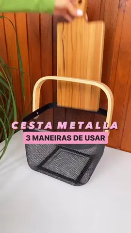 Versatilidade e estilo em uma única peça! Essa cesta de metal com alça de bambu é perfeita para ser usada como fruteira ou cesta organizadora. Adicione charme e organização ao seu ambiente #decoracaoepresentes #decoracao #natal #presentes #almotabs #lojaalmotabs #santoandre #cesta #cestaorganizadora #organização #cozinha #cozinhaorganizada #fruteira #metal #bambu #decoracaoepresentes 