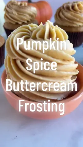 Pumpkin spice buttercream frosting. Recipe on cakemehometonight.com! #pumpkinspice #buttercream #frosting 