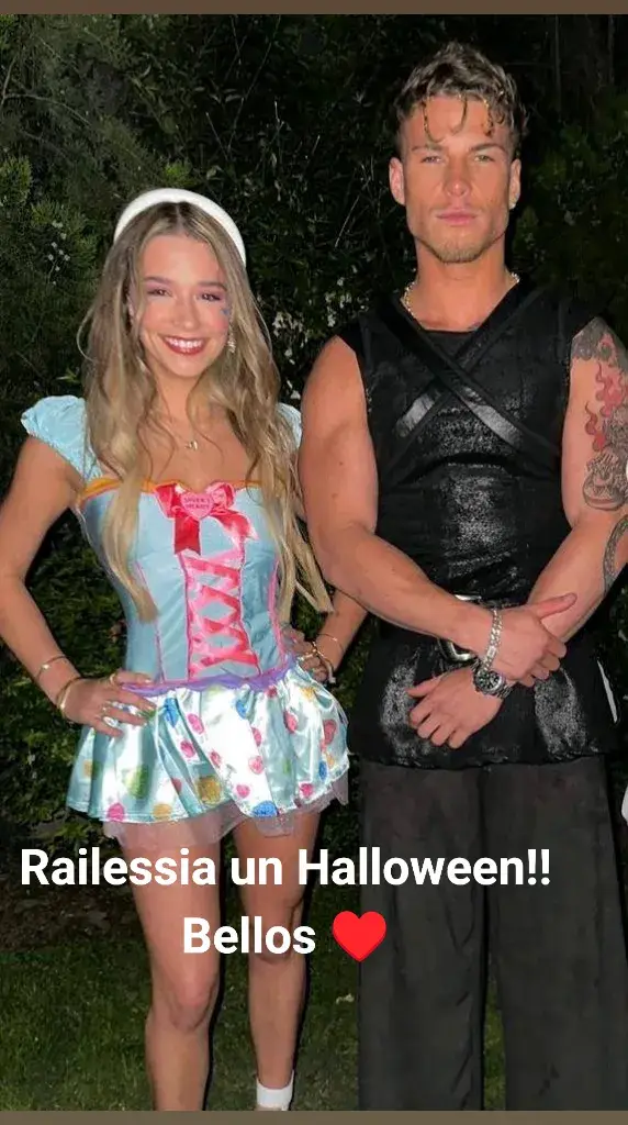 Actitud de Halloween!!!🎃🥰 Amados ,Bellos,Radiantes!!! Pd: Su pose es actitud de personajes ...Rai todo un vikingo!!! #Ralessia #Railessia #teamrai #granhermano #granhermanochv #Alessia #Rai #rai #granhermanochile 