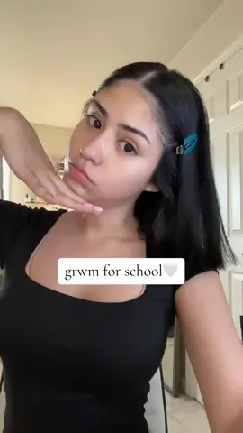 get ready with me for school! latina version 🖤 @Andrea🎀  #grwm #getreadywithme #grwmforschool #latinabaddie #latinamakeup #makeup #makeuptutorial #latinabaddiemakeup #schoolmakeup #fyp 