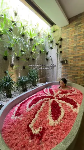 Putri Bali Spa in Ubud 🌺🌸🌹 350k for a 30min bath with some light refreshments  #bali #flowerbath #flowerbathbali #flowerbaths #indonesia #balitravel 
