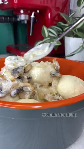 Полтавські галушки з м‘ясом Друзі, дякую за лайки, чим більше ♥️, тим більше у мене мотивації готувати щось нове і цікаве 🤗 Тісто:  300 мл кефіру  1 яйце  1 ч л солі  0,5 ч л соди  500 г борошна  Начинка:  2 курячих філе  2 цибулі  Олія, бульйон, спеції, зелень за бажанням  Грибна підлива на сметані:  100 г печериць  1 цибуля  200 г сметани  100 г води  Спеції, свіжа зелень Приготування:  1. Заздалегідь підготувати начинку: відварити філе, цибулю підсмажити. Перемолоти усе разом у блендері з додаванням невеликої кількості бульйону, в якому варилось філе. Зелень ща бажанням. Сіль та перець за смаком.  2. Для тіста змішати усі інгрідієнти, тісто має бути м‘яким. Лишити на 10 хв.  3. Підготувати підливку: цибуля кубиком, смажити 5 хв, додати печериці порізані пластинками. Спеції за смаком, сметана і вода. Протушкувати пару хвилин.  4. Тісто поділити на кульки, сформувати галушки. Варити на пару 5 хв кожну партію. Скласти в кастрюльку з кришкою, полити підливою, подавати до столу. Хай смакує🥟#полтавськігалушки #рецептгалушек #сметана #смачнірецепти #галушкирецепт 
