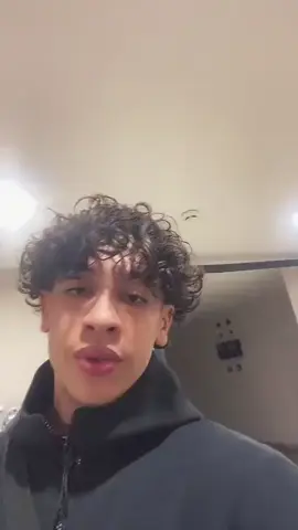 شاب جزائري ينال الإعجاب عبر السوشيال ميديا بعدما ظهر عبر فيديو، وهو يتلو آيات من القرآن الكريم بصوت يفتح النفس، ماشاء الله...... ♥