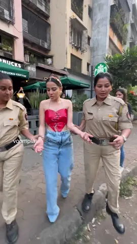 Is this real🫣😲 Urfi Javed arrested? Scenes outside a cafe in Andheri FOLLOW 👉 @voompla INQUIRIES 👉 @ppbakshi . #voompla #bollywood #urfijaved
