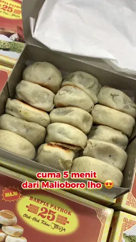 Tiap kali ke Jogja pasti ingetnya borong Bakpia Pathok 25 🥳✨ Dijamin otentik, inilah yang pantas disebut Bakpia. Bakpia legendaris asli Jogja, dengan nuansa pabrik yang ngingetin Kita sama rumah nenek, tentu berikan pengalaman berbelanja oleh-oleh yang ngangenin dan juga asik 🥰 Kapan kamu akan mencipta #kenangandariJogja dengan mengunjungi Pabrik Bakpia Pathok 25? 😉✨ #BakpiaPathok25 #BakpiaPathok #Bakpia #BakpiaJogja #Oleh-OlehKhasJogja #KulinerJogja #JogjaIstimewa 
