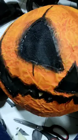Como hacer máscaras de calabaza, en unos días compartiré la sesión de pareja  #arte #manualidades #mascaradecalabaza #halloween #pumkinmask #pumkin #goals #team  #mascara #calabazahalloween #engrudo #sombrero #relleno #telanegra #papelestraza #politec #pinturaspolitec #pinturasmonet 